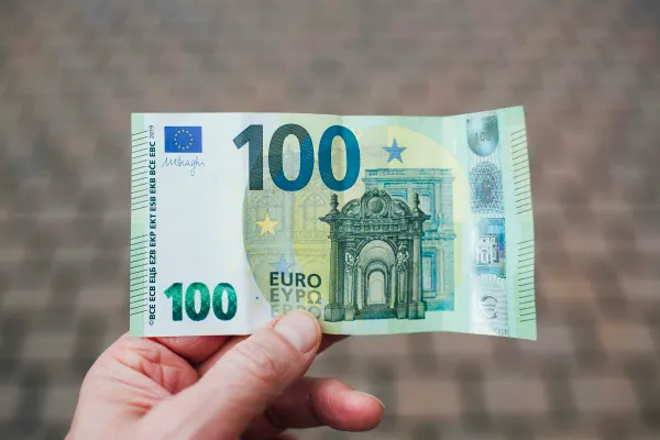 img of Dónde Invertir 100€ en 2025: Opciones Reales para Principiantes